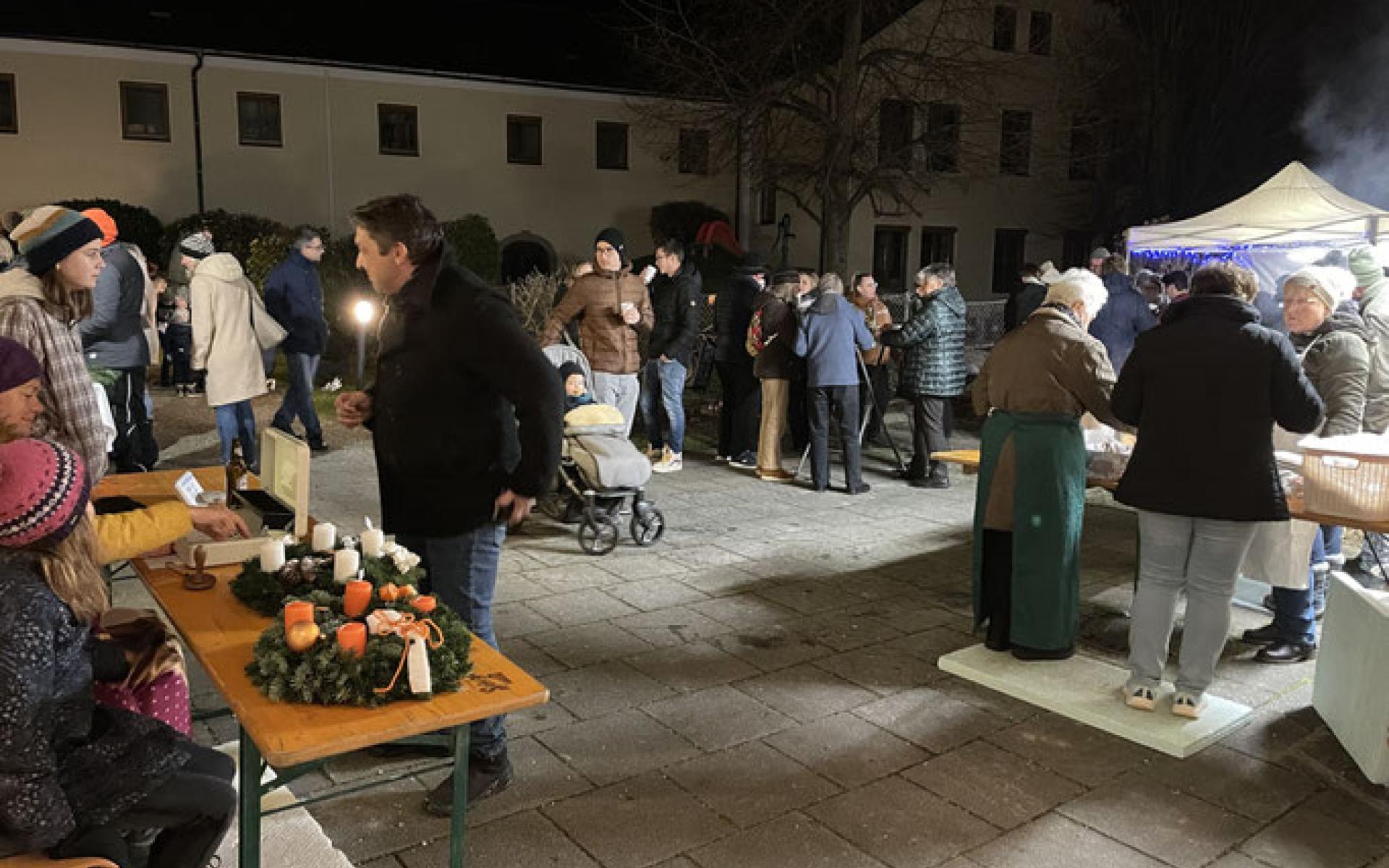 Adventmarkt mit Büchereiflohmarkt